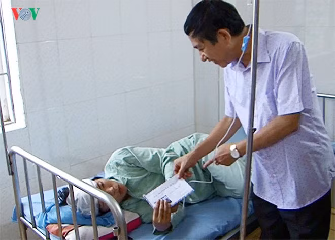 Lãnh đạo Thị xã Mường Lay, tỉnh Điện Biên động viên các nạn nhân trong vụ tai nạn. Lãnh đạo Thị xã Mường Lay, tỉnh Điện Biên động viên các nạn nhân trong vụ tai nạn.