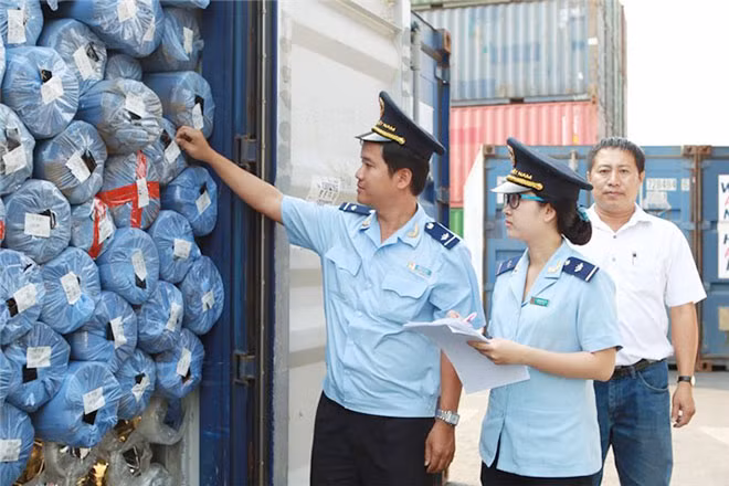 Cán bộ Hải quan thực hiện kiểm tra chuyên ngành.