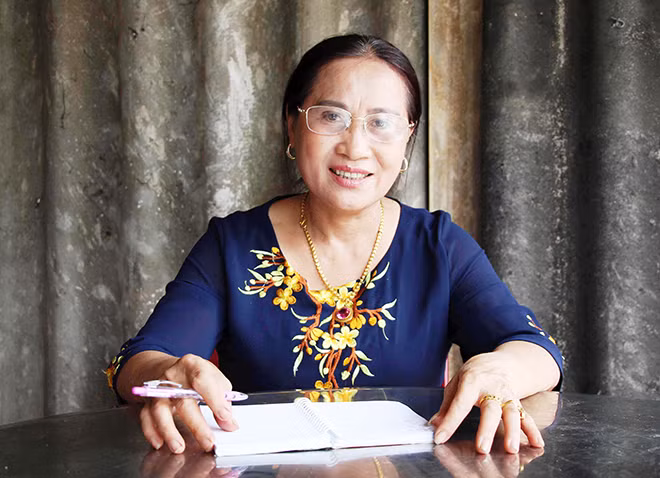 Bà Nguyễn Thị Anh Đào kể chuyện xây dựng trường mầm non bên bờ sông giới tuyến.