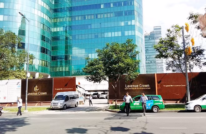 Khu đất 3 mặt tiền số 8-12 Lê Duẩn lâu nay được chủ đầu tư rào chắn, cho thuê làm bãi giữ xe ôtô.