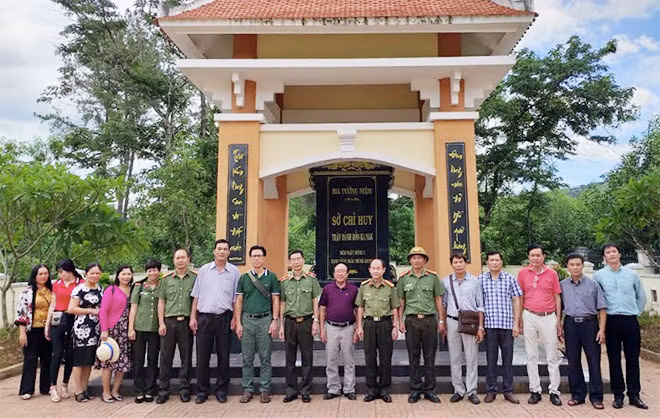 Đoàn công tác Báo CAND đã thăm di tích Sở chỉ huy trận đánh đồn Ka Nak năm 1965.