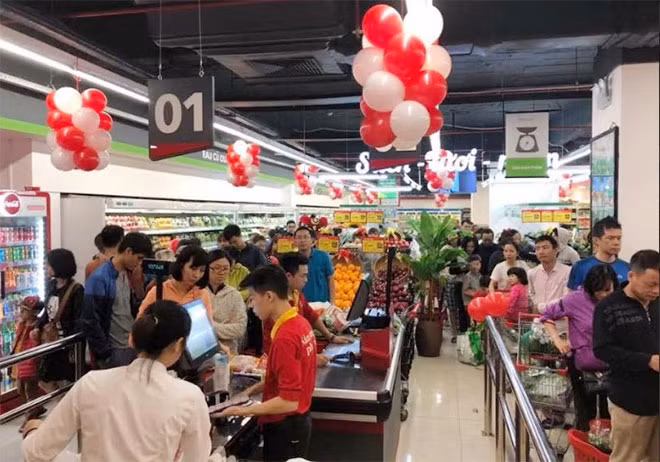 Đông đảo người dân hào hứng tới VinMart mới mua sắm ngay trong ngày đầu khai trương.