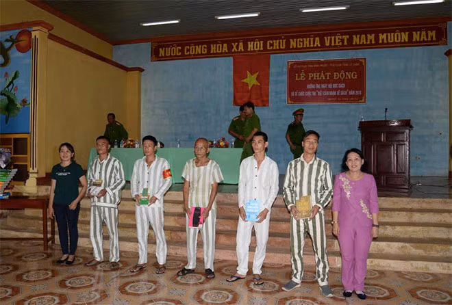 Đại diện lãnh đạo Thư viện tỉnh Bình Phước tặng sách cho các phạm nhân.