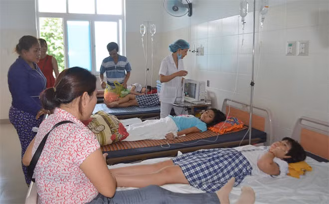 Các em học sinh đang điều trị tại bệnh viện.