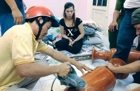 Trần Thị Xuân(X) bị bắt cùng tang vật.
