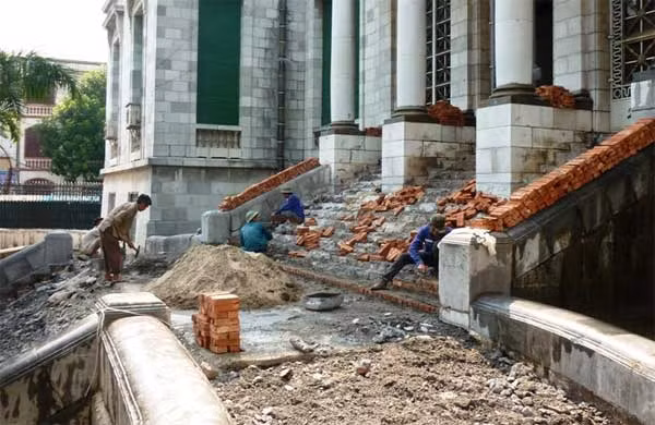 Thi công tiền sảnh công trình trụ sở Ngân hàng Nhà nước Việt Nam chi nhánh Hải Phòng.