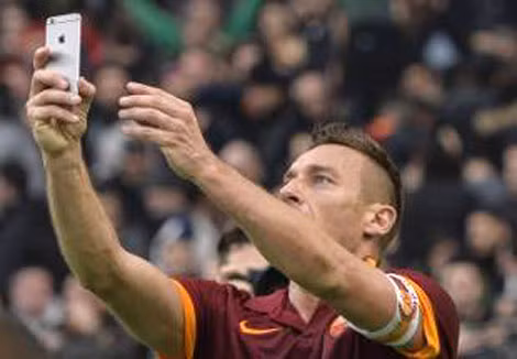 Vào tháng 1/2015, Francesco Totti đã bị Cơ quan chống độc quyền Italia (Antitrust) điều tra vì giơ chiếc iPhone 6 để chụp ảnh "tự sướng" sau khi ghi bàn gỡ hòa 2/2 trong trận Derby thành Rome với Lazio.