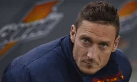 Francesco Totti bị nghi làm ăn với trùm mafia thủ đô Massimo Carminat.