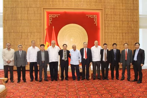 Trung tướng Vũ Thuật và đồng chí Thiếu tướng Rafael Calderin Tamayo với các đại biểu