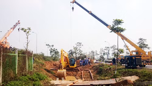 Hiện trường vụ vỡ ống nước sạch sông Đà lần thứ 10 sáng 15/1.