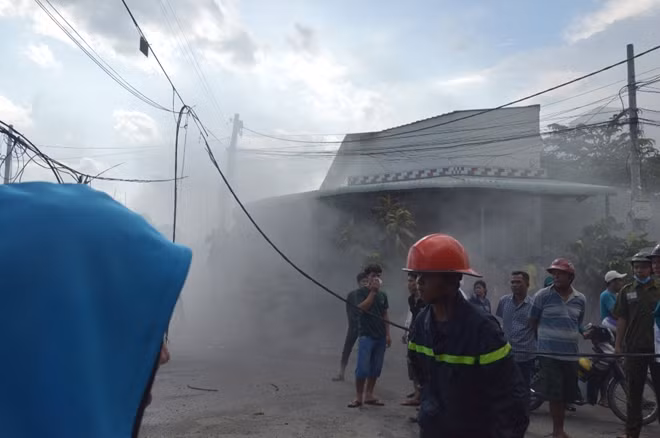 Khói từ đám cháy luồn vào các nhà dân.