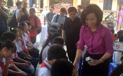Bà Bùi Thị Hương - Giám đốc điều hành Vinamilk trao sữa cho học sinh trường tiểu học Ninh Xuân (Hoa Lư - Ninh Bình).