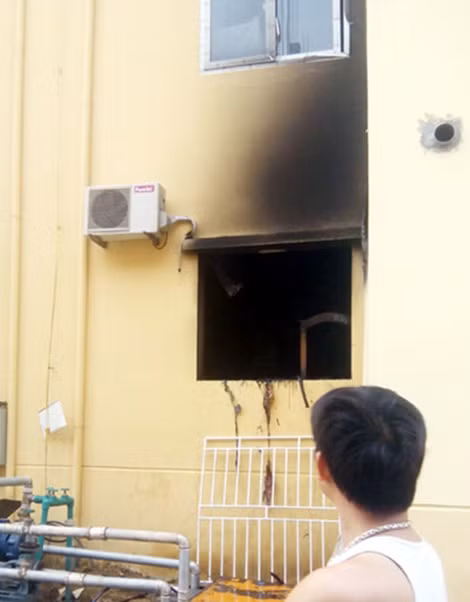 Hiện trường phía ngoài căn phòng nơi xuất phát vụ nổ làm 2 người chết.