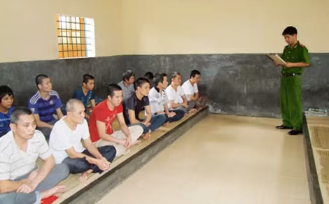 Cán bộ quản giáo- Trại Tạm giam, Công an tỉnh Thái Nguyên truyên truyền Luật bầu cử đại biểu Quốc hội và đại biểu Hội đồng nhân dân năm 2015 cho người bị tạm giữ, tạm giam.