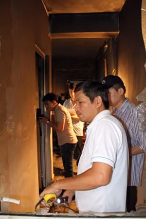 Các lực lượng tiến hành khám nghiệm hiện trường.
