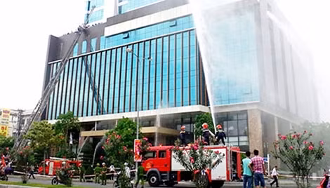 Cảnh sát PCCC Đà Nẵng diễn tập chữa cháy tại một công trình khách sạn cao tầng.