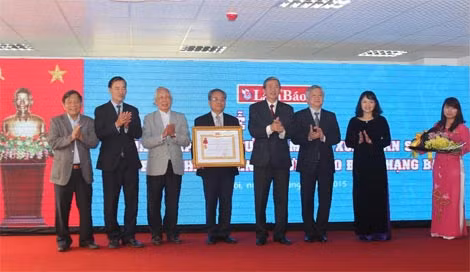 Đồng chí Đinh Thế Huynh, Uỷ viên Bộ Chính trị, Bí thư Trung ương Đảng, Trưởng Ban Tuyên giáo Trung ương trao Huân chương Lao động Hạng Ba cho Tạp chí Người Làm Báo.