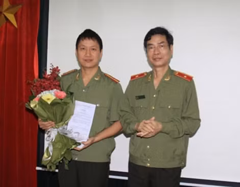Thiếu tướng Phạm Văn Miên trao Quyết định của Tổng cục Chính trị CAND bổ nhiệm Thiếu tá Phan Đăng Trường giữ chức vụ Trưởng Ban TS-CT-NV.