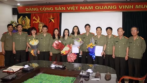 Đảng ủy, lãnh đạo Báo CAND với cán bộ, chiến sĩ Ban Phát triển bạn đọc tại Lễ ra mắt.