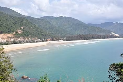 Bãi biển Đại Lãnh ví như một nàng tiên đang ngủ.
