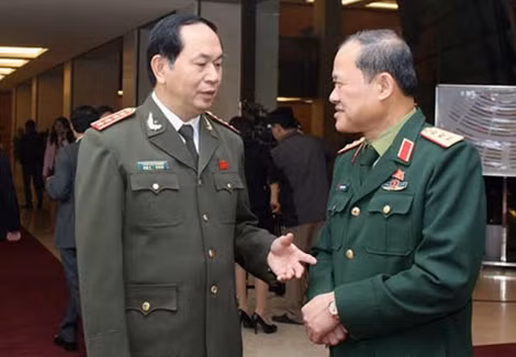 Bộ trưởng Trần Đại Quang với đại biểu Quốc hội trao đổi bên lề kỳ họp Quốc hội khoá XIII.