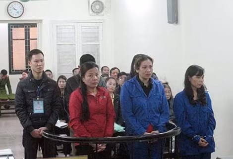 Bị cáo Mai và đồng bọn tại phiên xử.