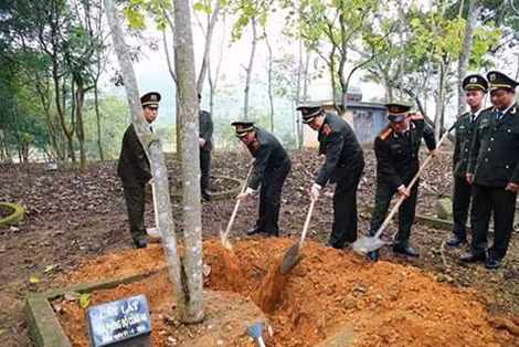 Đoàn đại biểu Văn phòng Bộ Công an trồng cây lưu niệm tại Khu di tíchNha CATW.