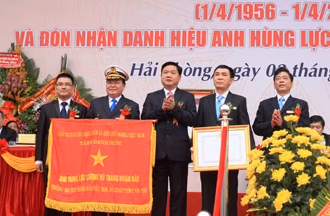 Đồng chí Đinh La Thăng trao bằng khen cho các tập thể, cá nhân của nhà trường vì đã có thành tích xuất sắc.