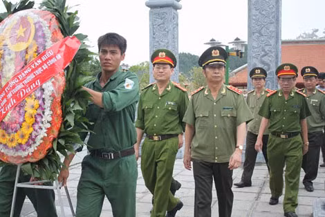 Thứ trưởng Thường trực dâng hoa tại Khu di tích lịch sử Quốc gia Truông Bồn.