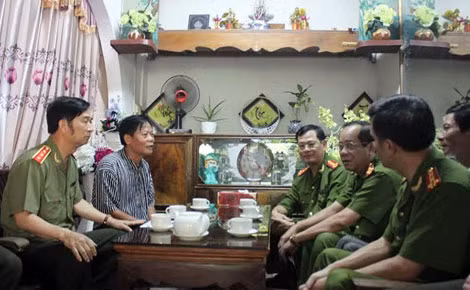Thứ trưởng Thường trực Đặng Văn Hiếu thăm tặng quà thương binh Trần Văn Kỳ.