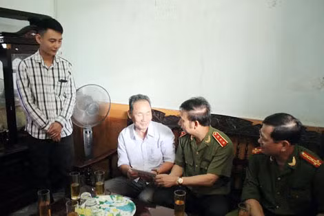 Thứ trưởng Thường trực Đặng Văn Hiếu tặng quà ông Ngô Minh Trí.