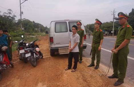Lực lượng Công an áp giải Lê Minh Vinh đến hiện trường vụ trộm.