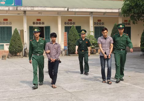 Dẫn giải 2 đối tượng về Đồn Biên phòng.