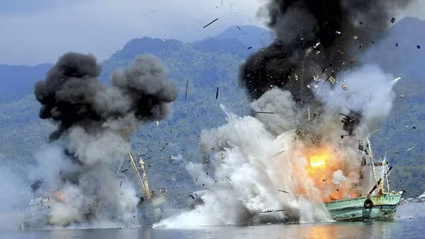 Một tàu cá nước ngoài bị Indonesia đánh chìm.