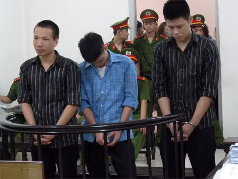 Bị cáo Sơn (ngoài cùng bên trái) và đồng bọn tại phiên xử. Bị cáo Sơn (ngoài cùng bên trái) và đồng bọn tại phiên xử.