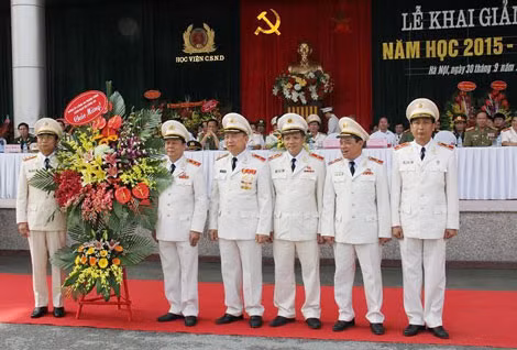 Thứ trưởng Thường trực Đặng Văn Hiếu tặng hoa chúc mừng Ban giám đốc Học viện CSND.