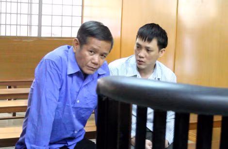 Hai đối tượng cướp tài sản của bạn cùng phòng trọ (Tuấn bìa trái và Huy).