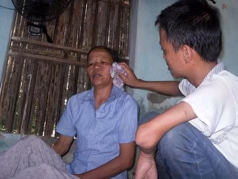 Cháu Thương lau mồ hôi cho dì Nga.