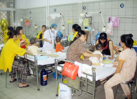 Số trẻ em nhập viện điều trị tại Bệnh viện Bạch Mai tăng vọt.
