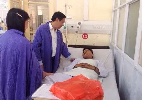 Đồng chí Lê Hồng Sơn, Phó Chủ tịch UBND TP Hà Nội thăm hỏi, động viên chiến sĩ bị thương. Đồng chí Lê Hồng Sơn, Phó Chủ tịch UBND TP Hà Nội thăm hỏi, động viên chiến sĩ bị thương.