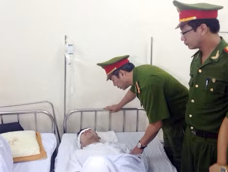 Đại tá Đoàn Hữu Thắng, Phó Cục trưởng Cục Cảnh sát PCCC&CNCH thăm hỏi, động viên chiến sĩ bị thương. Đại tá Đoàn Hữu Thắng, Phó Cục trưởng Cục Cảnh sát PCCC&CNCH thăm hỏi, động viên chiến sĩ bị thương.