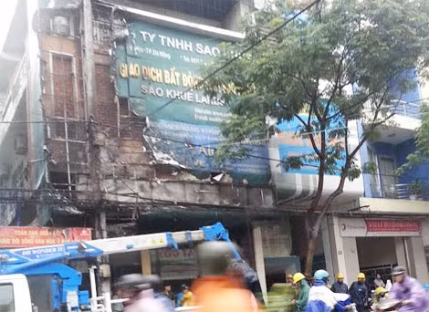 Hiện trường vụ chập, nổ và cháy trụ điện tại số 482 Hoàng Diệu, TP Đà Nẵng.