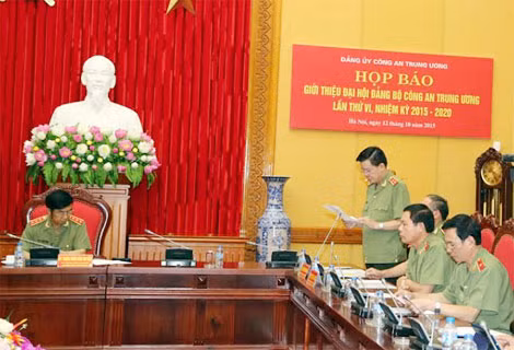Trung tướng Nguyễn Danh Cộng trình bày tóm tắt công tác chuẩn bị Đại hội Đảng bộ Công an Trung ương lần thứ VI, nhiệm kỳ 2015-2020.