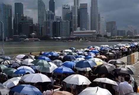Hàng ngàn người xếp hàng dưới mưa, tiễn đưa cha đẻ của đất nước Singapore.