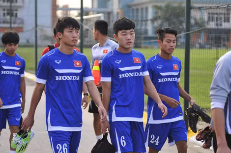 Bùi Tiến Dũng (trái) cần nỗ lực phấn đấu trong màu áo ĐT Olympic Việt Nam. Ảnh: H.M.