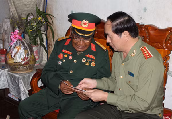 Bộ trưởng Trần Đại Quang thăm hỏi, tặng quà thương binh M’Lô Y Minh, Đắk Lắk. Bộ trưởng Trần Đại Quang thăm hỏi, tặng quà thương binh M’Lô Y Minh, Đắk Lắk.