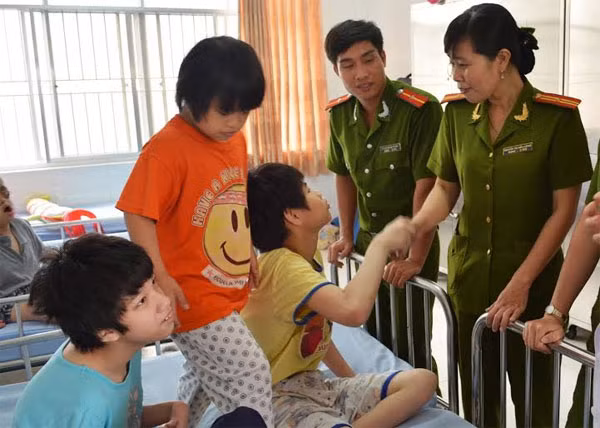 Thiếu tá Nguyễn Thị Hiền Lương, Bí thư Đoàn trường ĐH CSND thăm hỏi trẻ em ở phòng điều trị Làng Hòa Bình. Thiếu tá Nguyễn Thị Hiền Lương, Bí thư Đoàn trường ĐH CSND thăm hỏi trẻ em ở phòng điều trị Làng Hòa Bình.