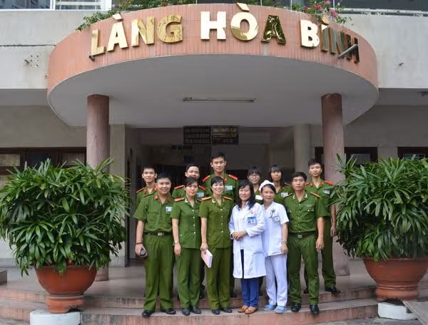 Đại diện Đoàn trường ĐH CSND và Làng Hòa Bình chụp ảnh lưu niệm. Đại diện Đoàn trường ĐH CSND và Làng Hòa Bình chụp ảnh lưu niệm.