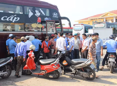 Tài xế xe buýt đình công giữa bến xe phía Nam (TP Huế).