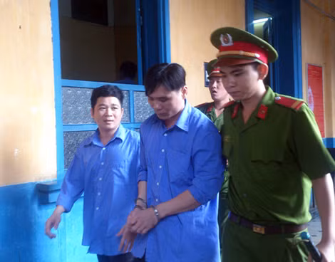 Hai bị cáo sau phiên xử .
